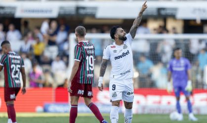 Gabigol comemora gol que marcou para o Santos contra o Fluminense