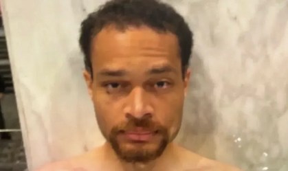 Foto obtida pela CNN mostra Cole Tomas Allen com cobertor térmico após ser detido no sábado, 25 de abril de 2026, no Washington Hilton, após ataque no jantar de correspondentes da Casa Branca