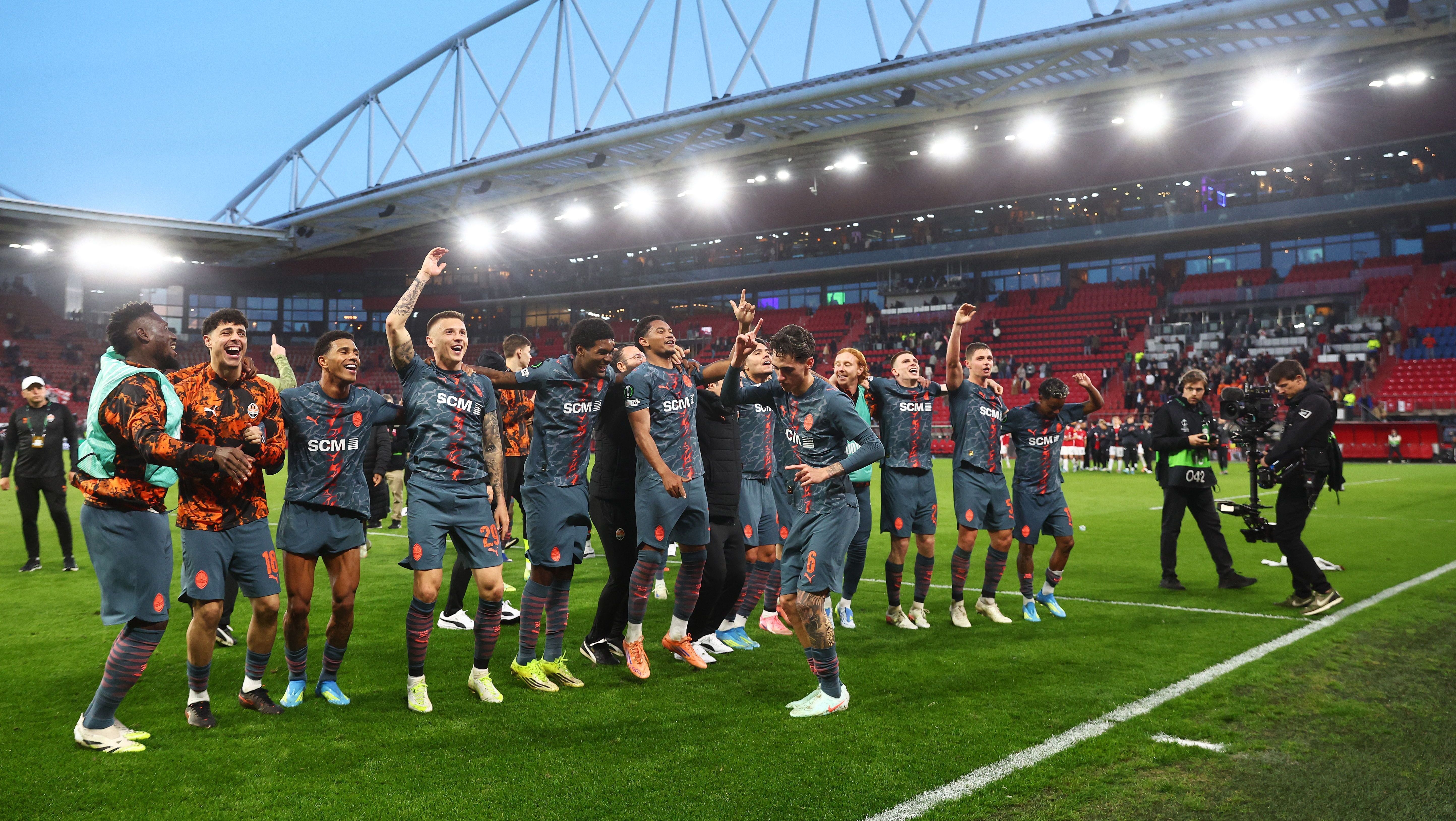 Jogadores do Shakhtar Donetsk comemoram classificação às semifinais da Conference League