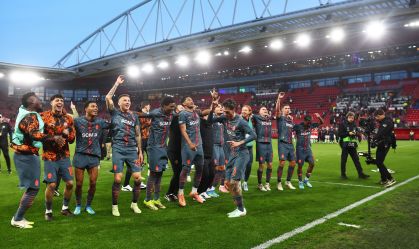 Jogadores do Shakhtar Donetsk comemoram classificação às semifinais da Conference League