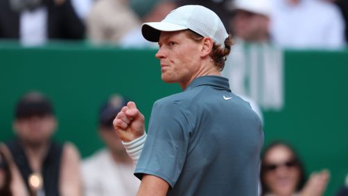 Jannik Sinner comemora ponto na final contra Carlos Alcaraz em Monte Carlo