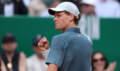 Jannik Sinner comemora ponto na final contra Carlos Alcaraz em Monte Carlo