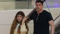 Cauã Reymond curte dia de shopping com a filha; veja