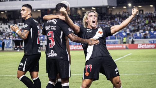 Spinelli comemora um dos gols que marcou para o Vasco contra o Paysandu