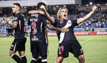 Spinelli comemora um dos gols que marcou para o Vasco contra o Paysandu