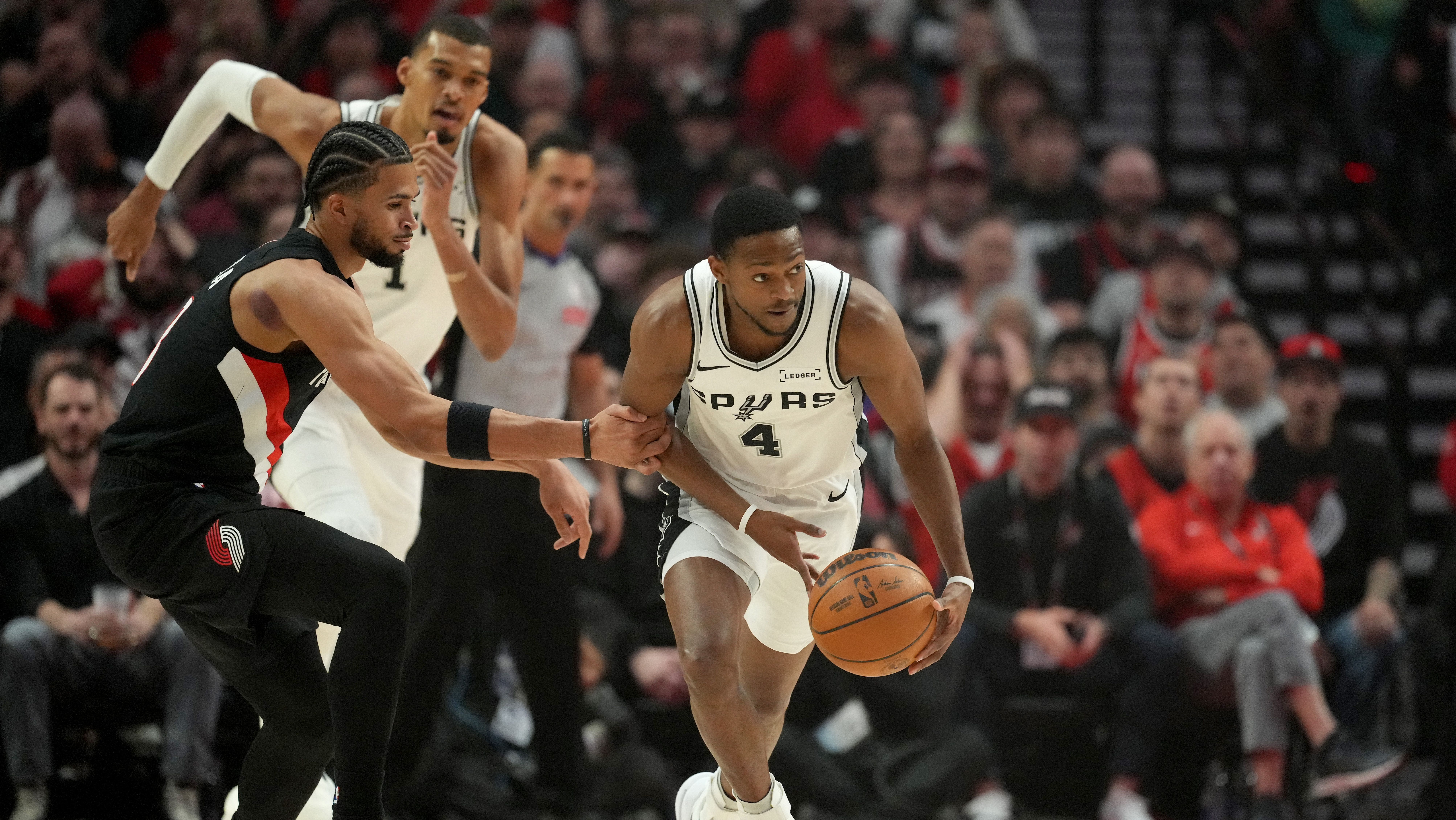 De'Aaron Fox foi um dos destaques dos Spurs contra os Blazers