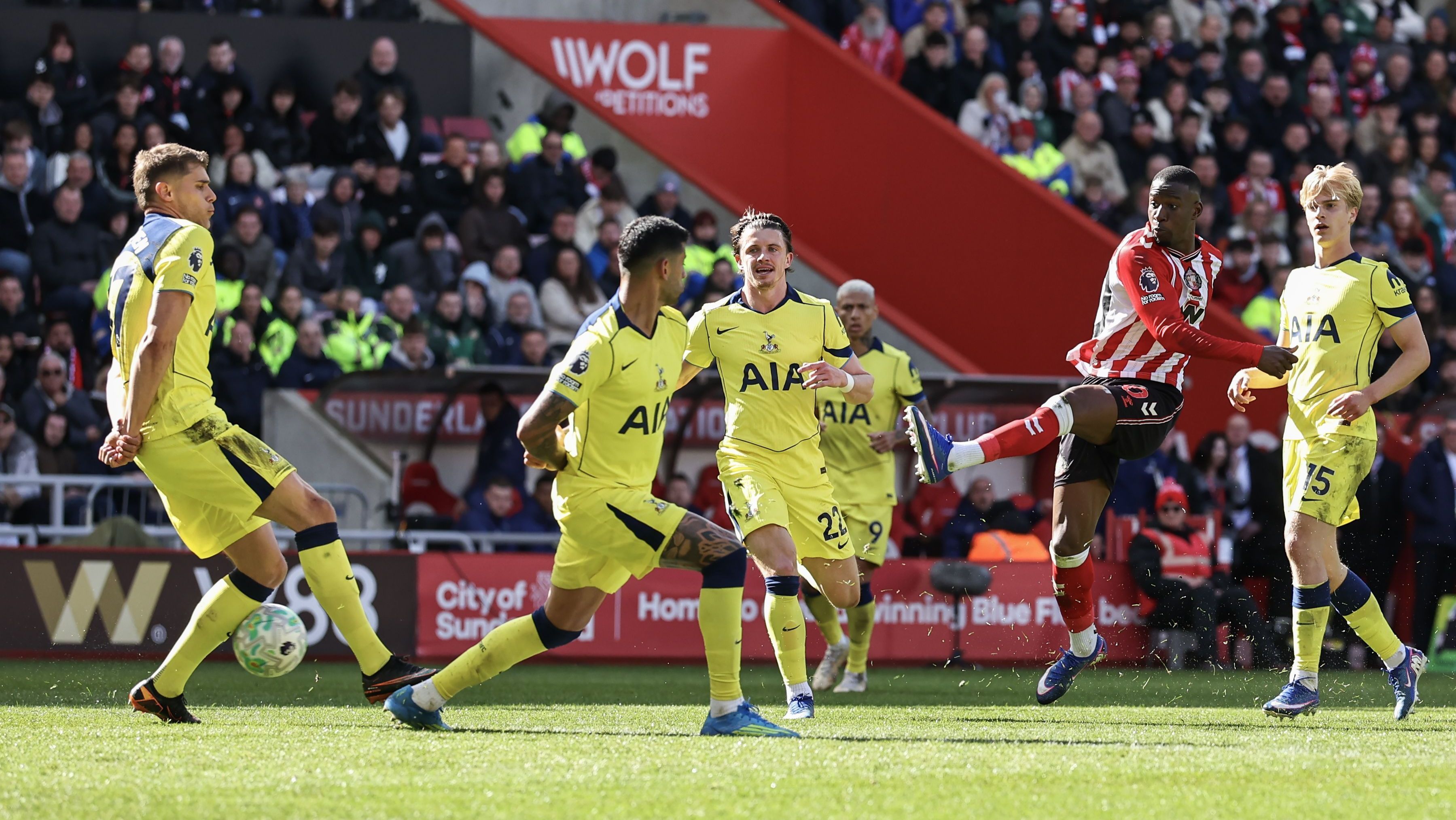 Nordi Mukiele fez o gol da vitória do Sunderland contra o Tottenham