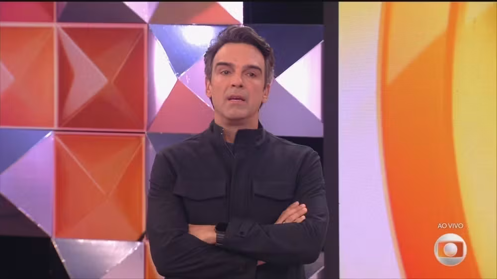 Tadeu Schmidt se emocionou ao falar com finalistas do BBB 26 sobre perda do irmão • Reprodução/TV Globo