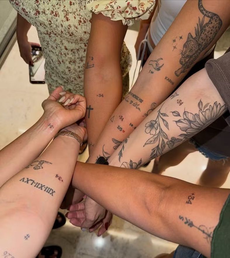 Virgina tatua código telefônico da Espanha com amigas • Reprodução Instagram/Virginia Fonseca