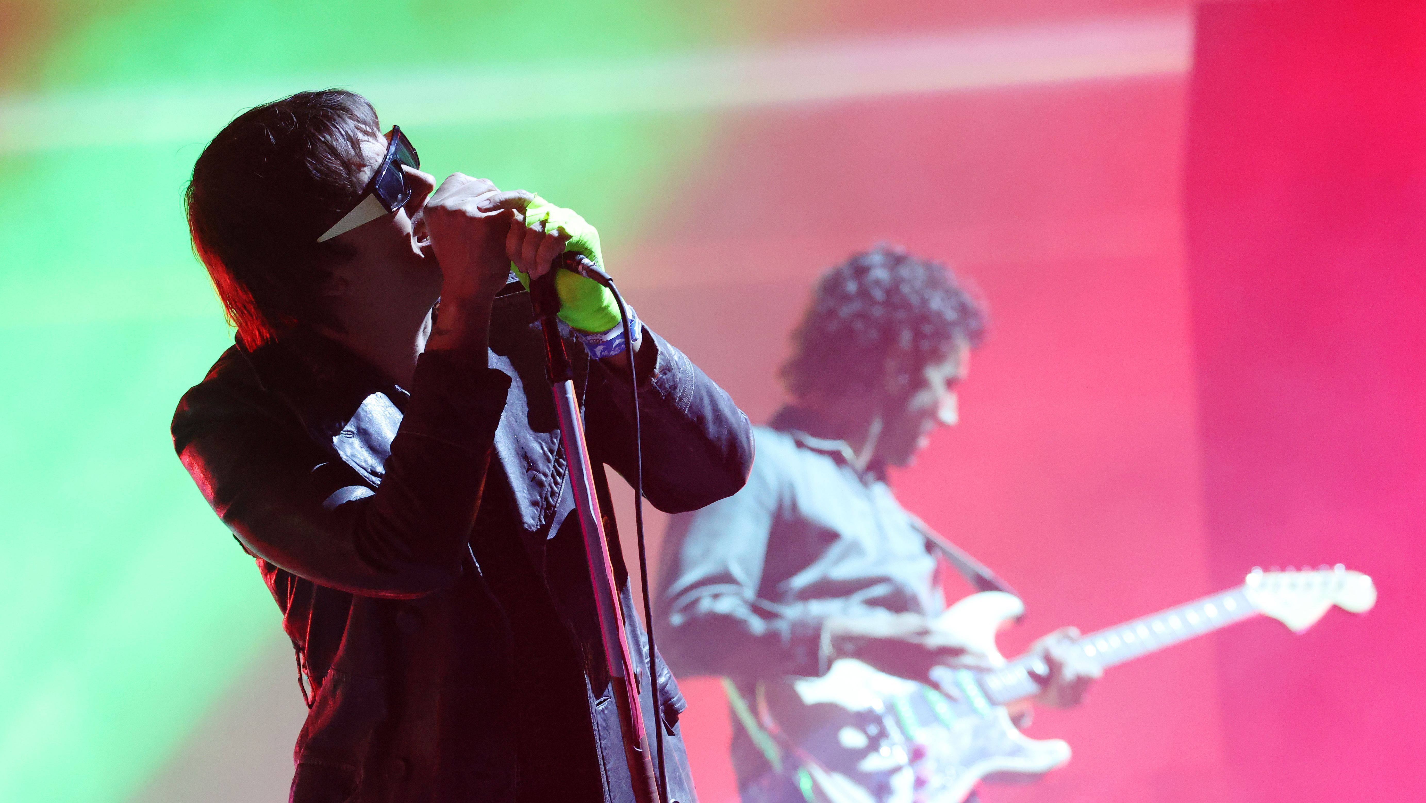 Julian Casablancas se apresentou com os Strokes no Coachella no sábado (18)
