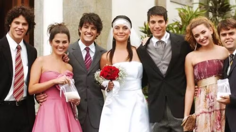Thiara Palmieri (de vestido rosa) ao lado de José Loreto e do elenco da temporada 2006 de "Malhação" • Reprodução/Globo