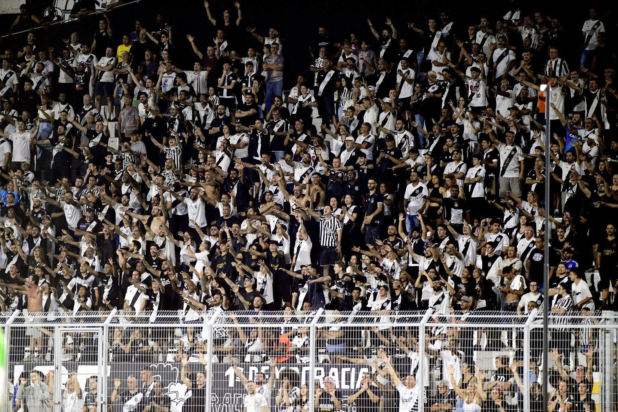 Torcida da Ponte Preta no Moisés Lucarelli para o duelo com América-MG