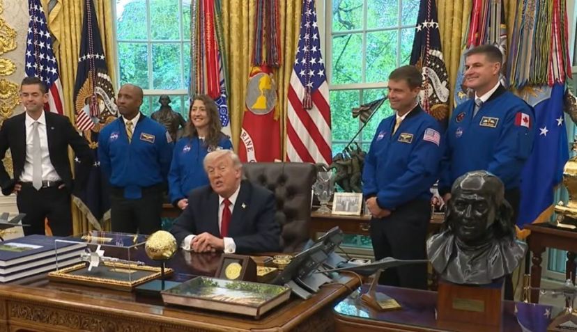 Trump recebeu os astronautas da Artemis Reid Wiseman, Victor Glover, Christina Koch e Jeremy Hansen • Reprodução/White House