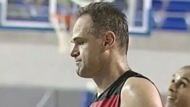 Oscar Schmidt em ação pelo Flamengo no último jogo da sua carreira, aos 45 anos