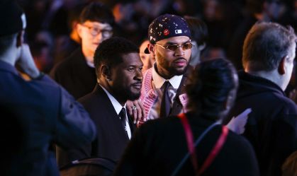 Usher e Chris Brown estiveram juntos no desfile de moda masculina no Paris Fashion Week