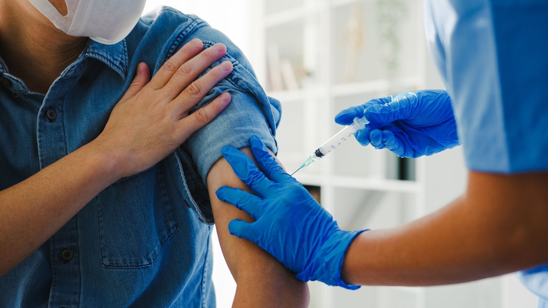 Vacinação contra gripe, covid-19, herpes-zóster e VSR são essenciais para se proteger; especialistas explicam