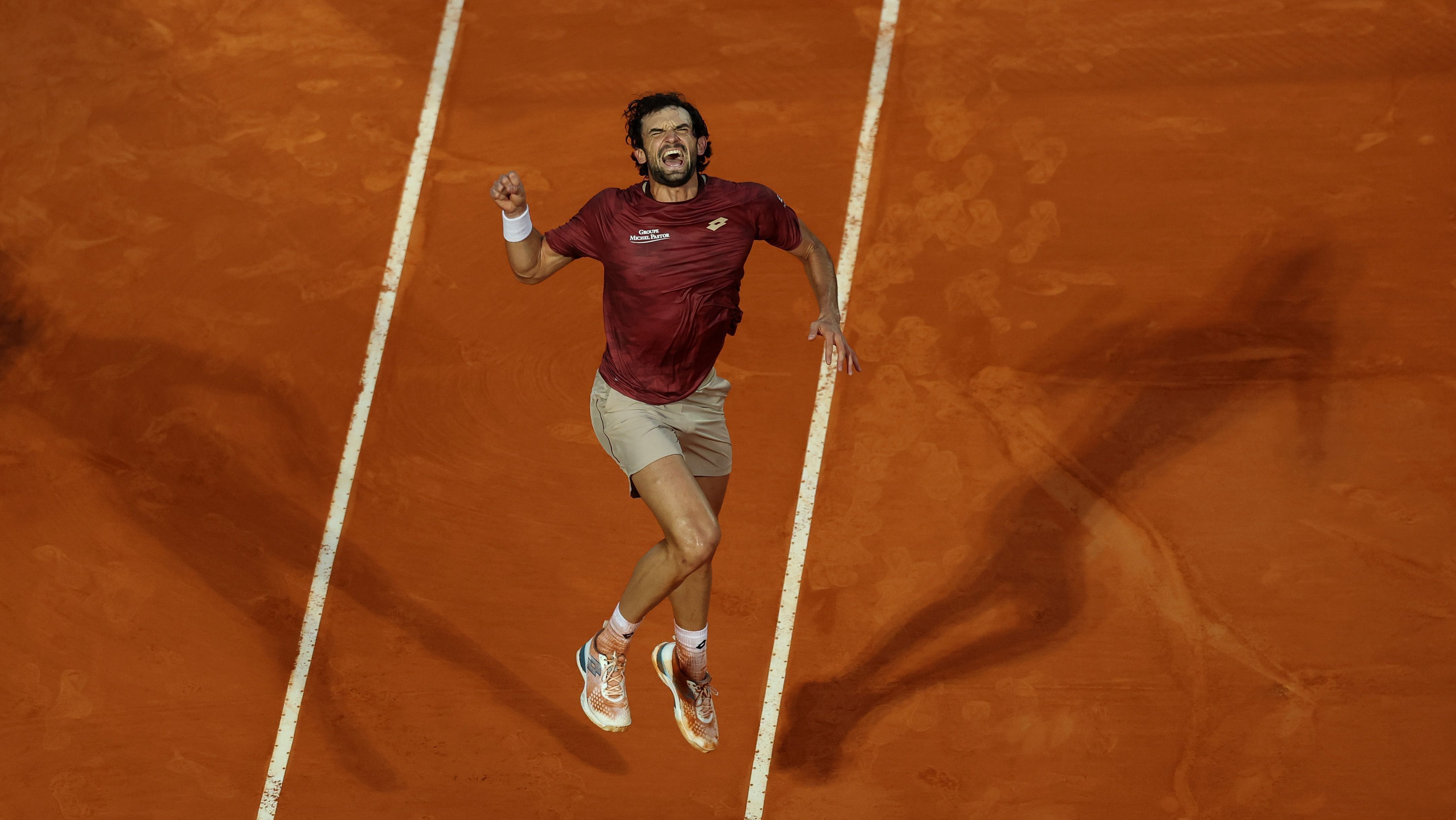 Valentin Vacherot comemora vitória sobre Alex de Minaur que o levou à semifinal do Masters 1000 de Monte Carlo, sua cidade natal