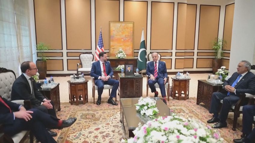 O vice-presidente dos EUA, JD Vance, se reúne com o primeiro-ministro paquistanês Sharif antes das negociações com o Irã • PRIME MINISTER'S OFFICE HANDOUT VIA REUTERS