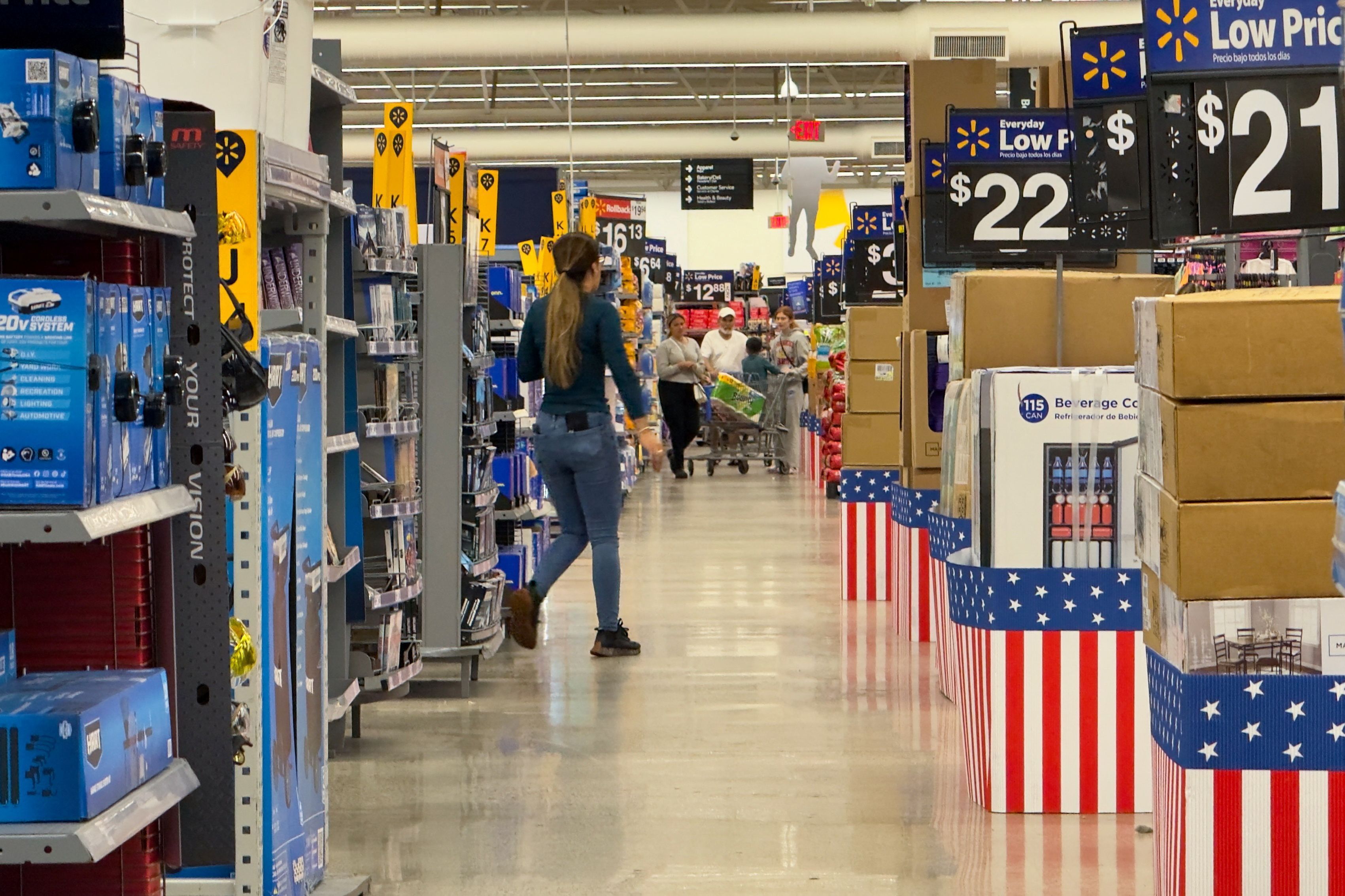 Pessoas em loja do Walmart em Oceanside, Califórnia, EUA, em 15 de maio de 2025