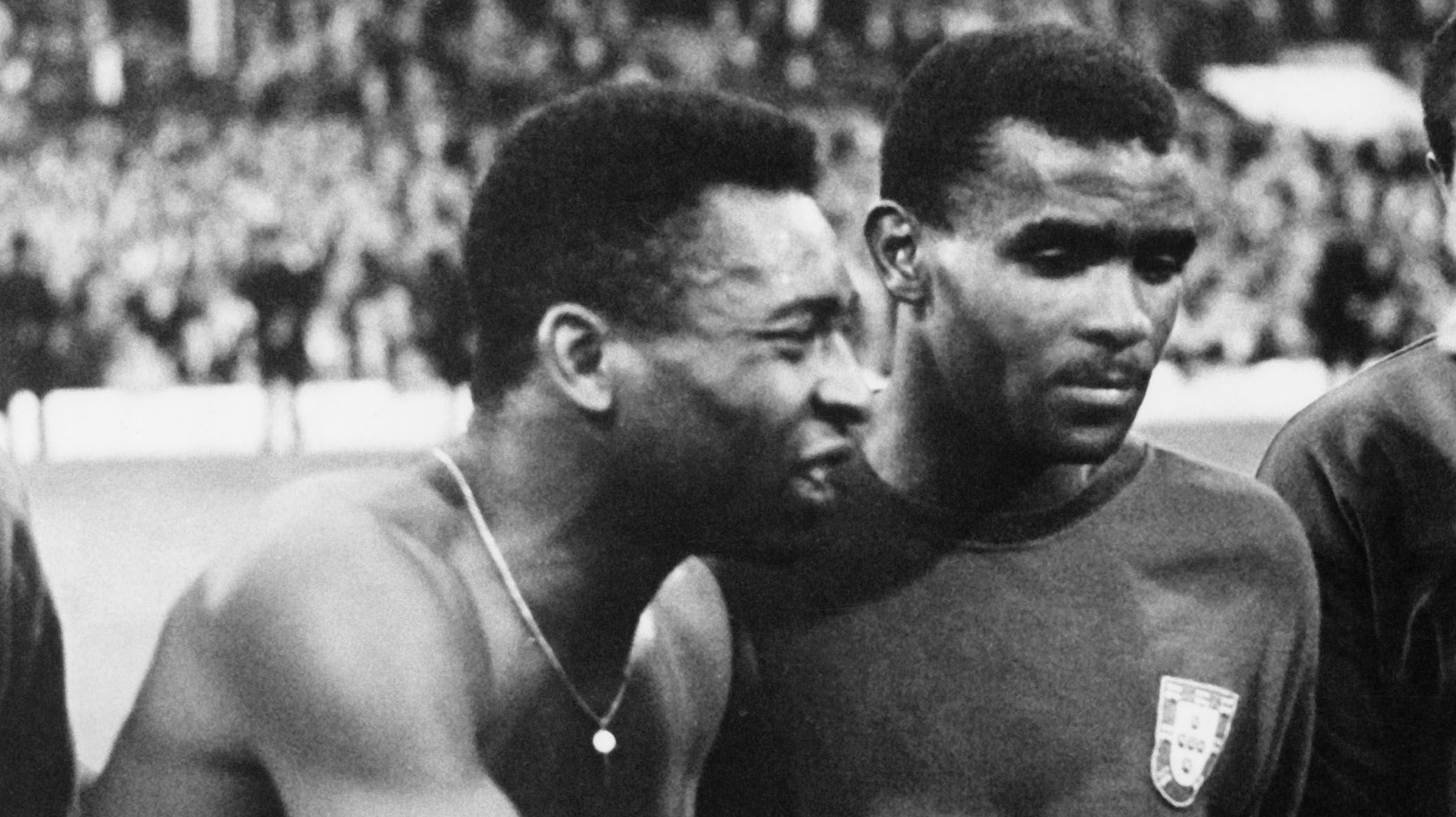 Pelé cumprimenta portugueses após eliminação do Brasil em 1966. Ao lado dele está Vicente, zagueiro de Portugal