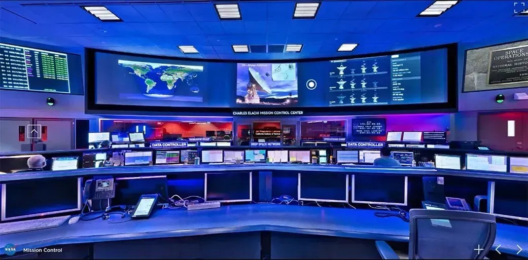 Centro de controle da missão, onde o JPL envia e recebe sinais de espaçonaves • Nasa