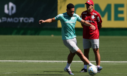 Abel Ferreira e Vitor Roque na Academia de Futebol