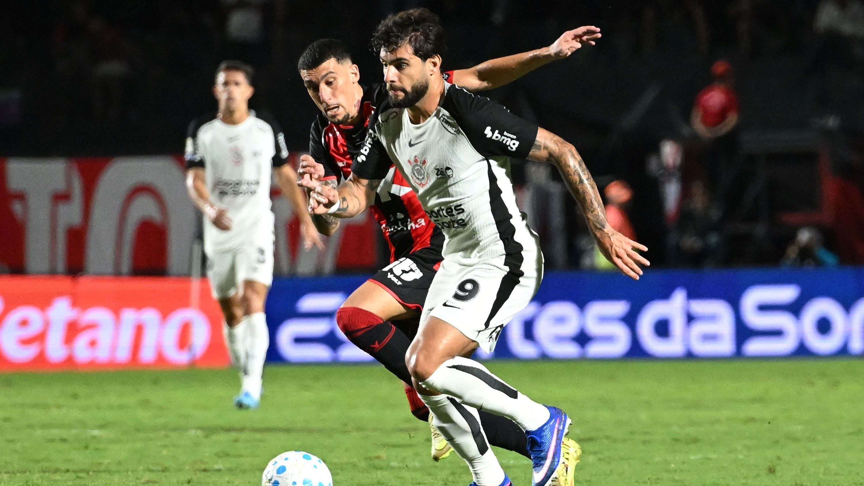 Baralhas e Yuri Alberto disputam a bola no duelo no Barradão