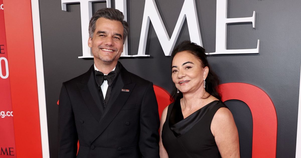 Wagner Moura leva a mãe em festa de gala em Nova York