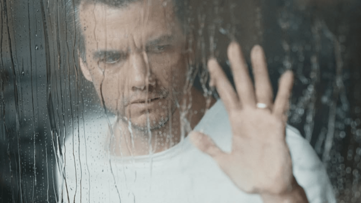 Wagner Moura posa ao lado de Greta Lee em pré-estreia de “A Última Casa”