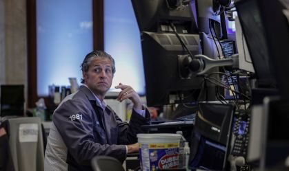 Operador na bolsa de Nova York em 23 de abril de 2026