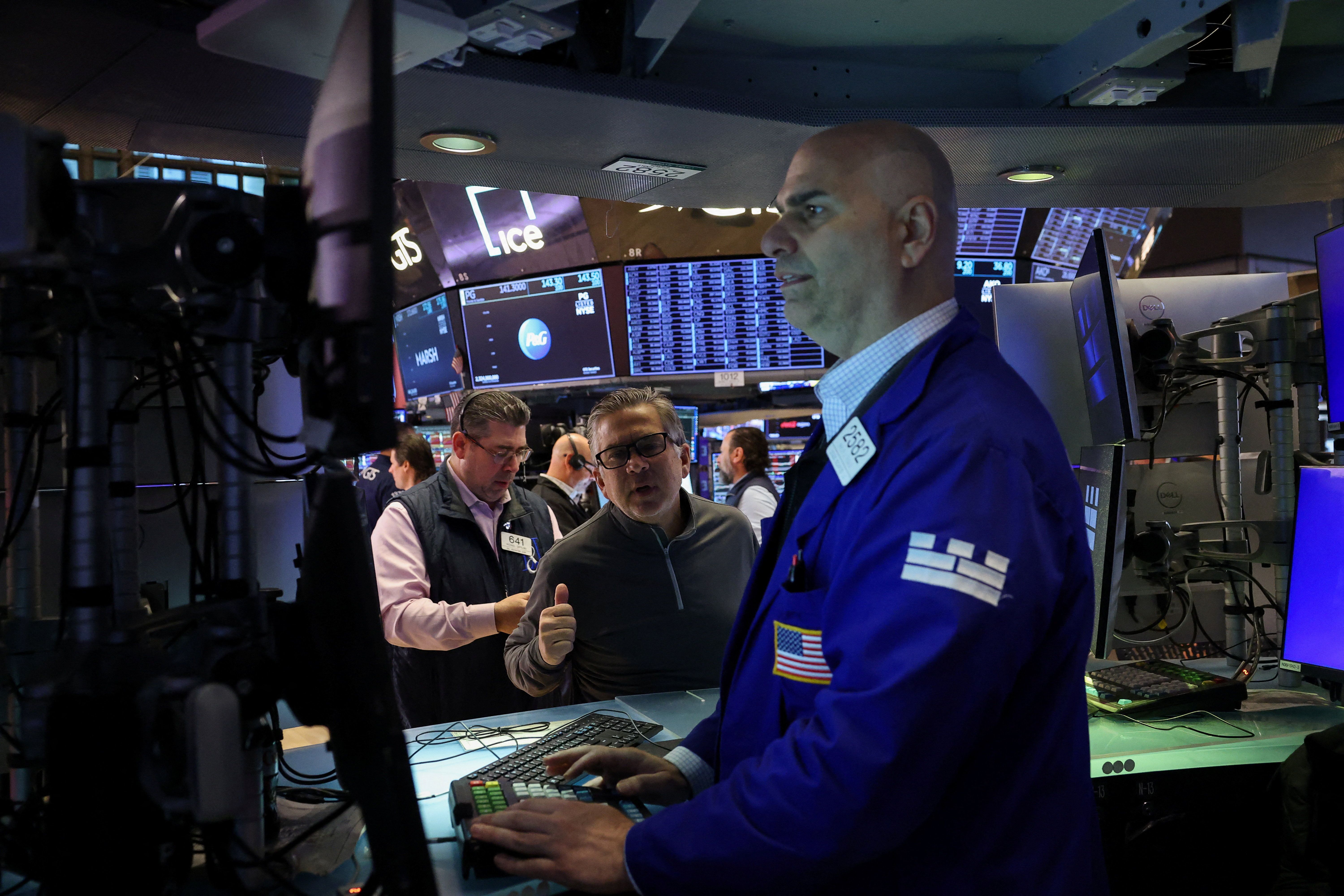 Traders no pregão da Bolsa de Valores de Nova York em 8 de abril de 2026