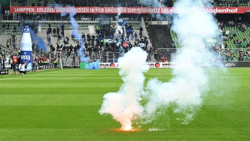 Sinalizador é arremessado para o campo durante o clássico alemão entre Werder Bremen e Hamburgo