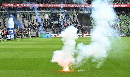 Sinalizador é arremessado para o campo durante o clássico alemão entre Werder Bremen e Hamburgo