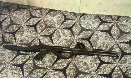 Foto obtida pela CNN mostra uma das armas apreendidas com Cole Tomas Allen no ataque ao jantar de correspondentes da Casa Branca no hotel Washington Hilton, no sábado, 25 de abril de 2026