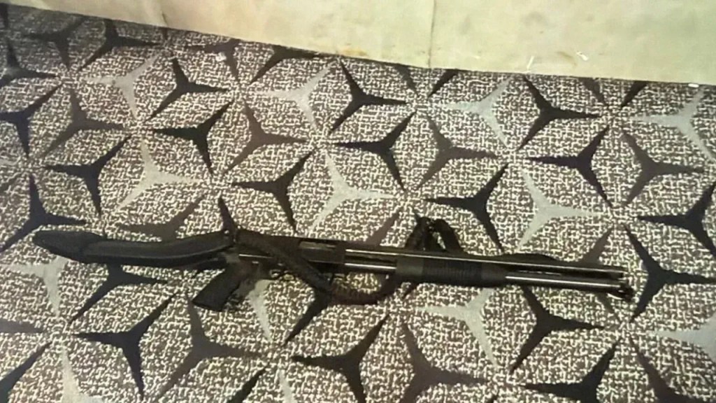 Foto obtida pela CNN mostra uma das armas apreendidas com Cole Tomas Allen no ataque ao jantar de correspondentes da Casa Branca no hotel Washington Hilton, no sábado, 25 de abril de 2026