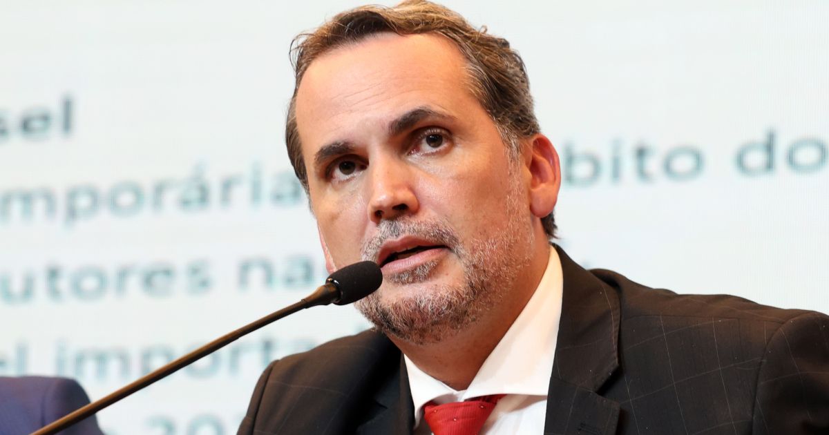 Subvenção de R$ 0,44 à gasolina deve ser suficiente, diz ministro