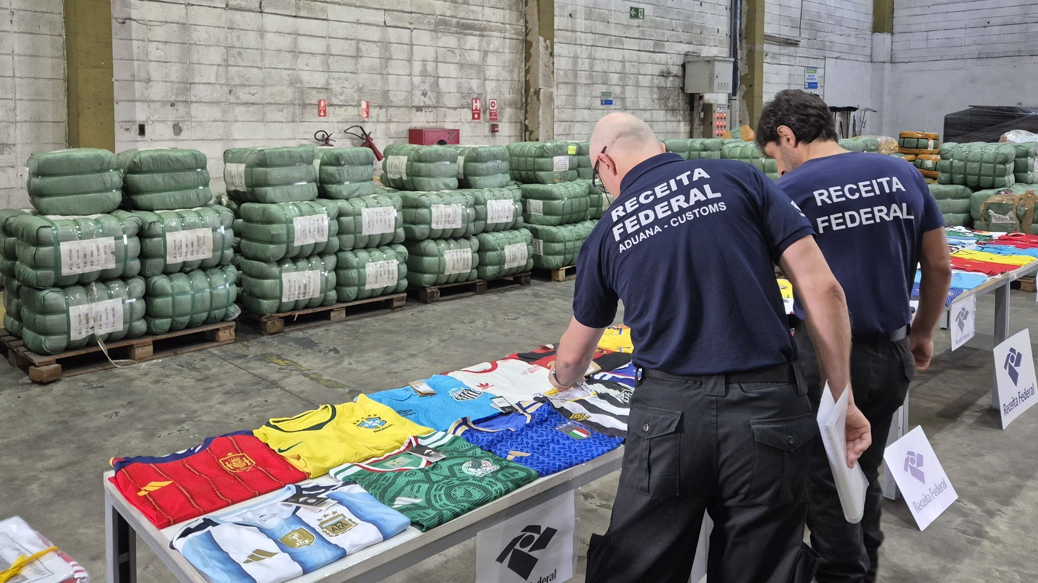 1-27.5.2026-Receita-Federal-Apreensao-de-camisas-falsificadas-Foto-02
