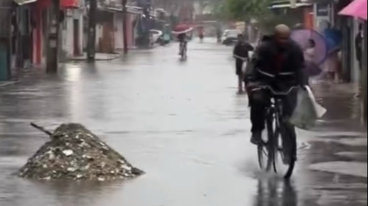 Moradores enfrentam chuvas fortes em Recife