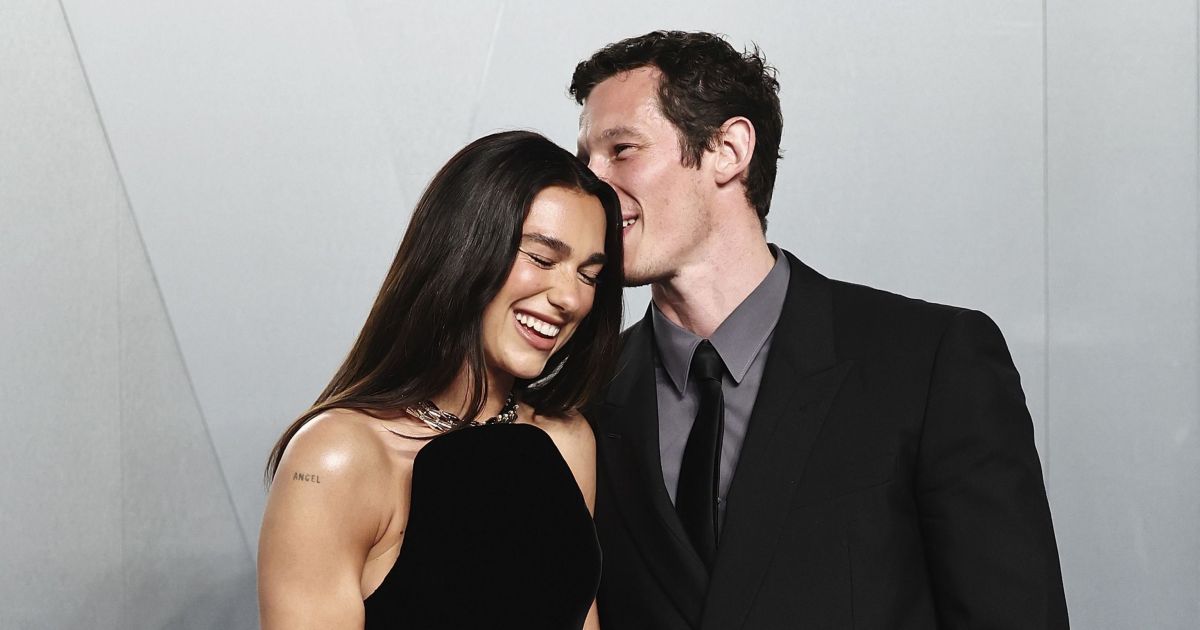 Vestido de casamento de Dua Lipa teria inspiração em noiva de Mick Jagger