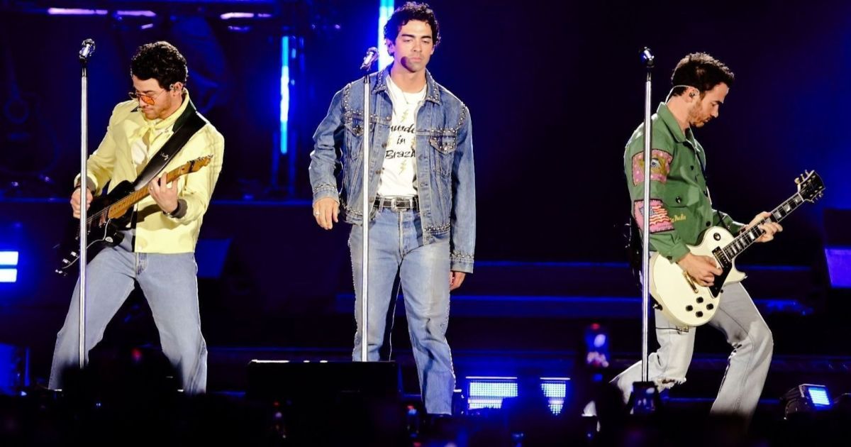 Jonas Brothers surpreende fãs em show em São Paulo; veja fotos e vídeos