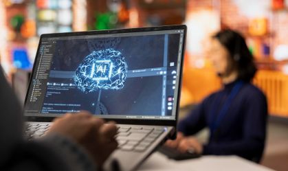 trabalhador-usando-tecnologia-de-IA-em-seu-computador