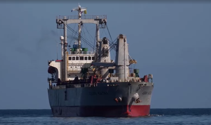 O navio Asian Katra chegando à Baía de Havana com 1,7 tonelada de suprimentos