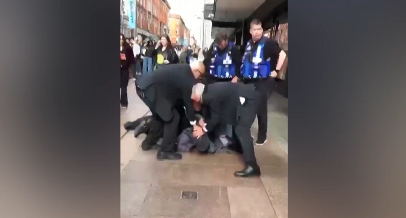 Imagens mostram momento da abordagem que resultou na morte de Yves Sakila, imigrante congolês, em Dublin, na Irlanda