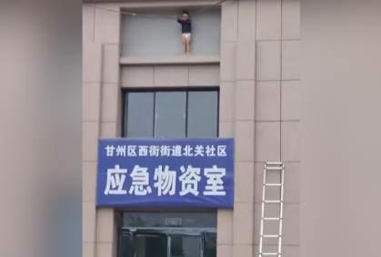 Vídeo: Menino de 3 anos fica preso a 10 metros de altura em prédio na China