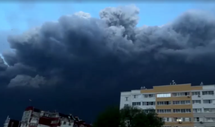 Vídeo gravado por testemunhas oculares mostra uma enorme coluna de fumaça subindo após o que as autoridades disseram ter sido um ataque de drone ucraniano