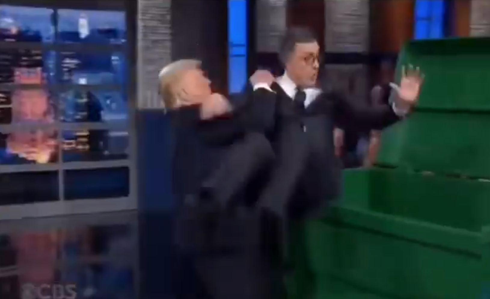 Vídeo feito por IA publicado pela Casa Branca mostra o presidente americano, Donald Trump, jogando o apresentador Stephen Colbert em uma lata de lixo