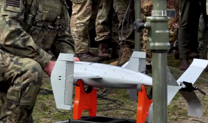 Soldados realizam testes do drone subaquático Greyshark