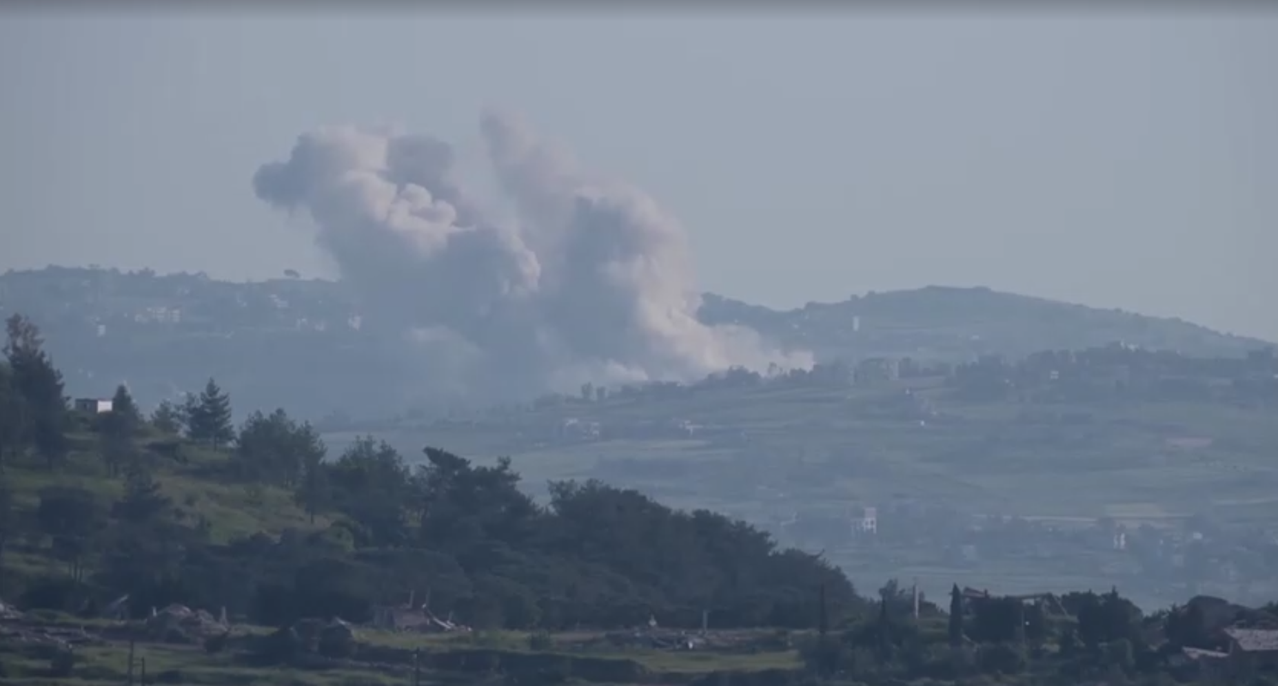 Nuvens de fumaça se elevam perto da fronteria entre Israel e Líbano após ataques
