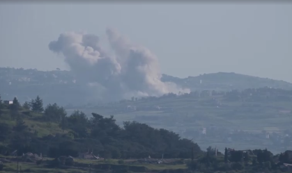 Nuvens de fumaça se elevam perto da fronteria entre Israel e Líbano após ataques