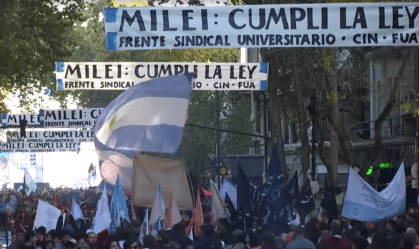 Argentinos durante protesto exigindo que Milei reverta cortes no orçamento das universidades